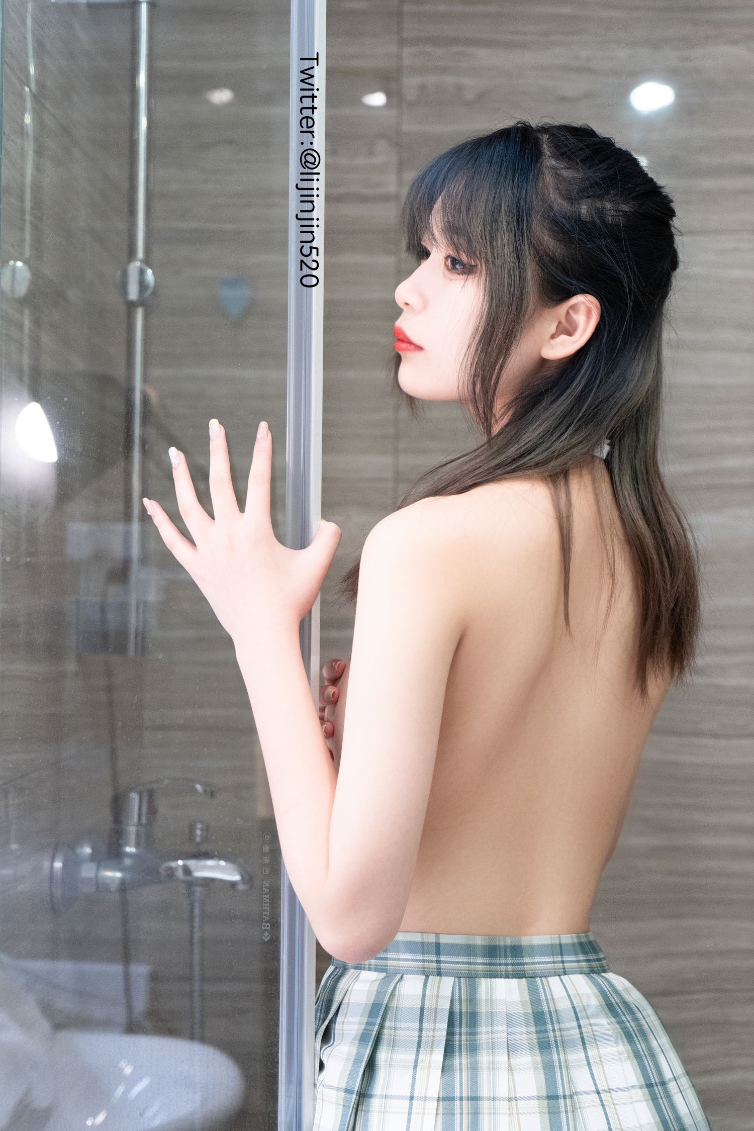 美女动漫博主梨瑾瑾性感Cosplay写真室内JK (24)