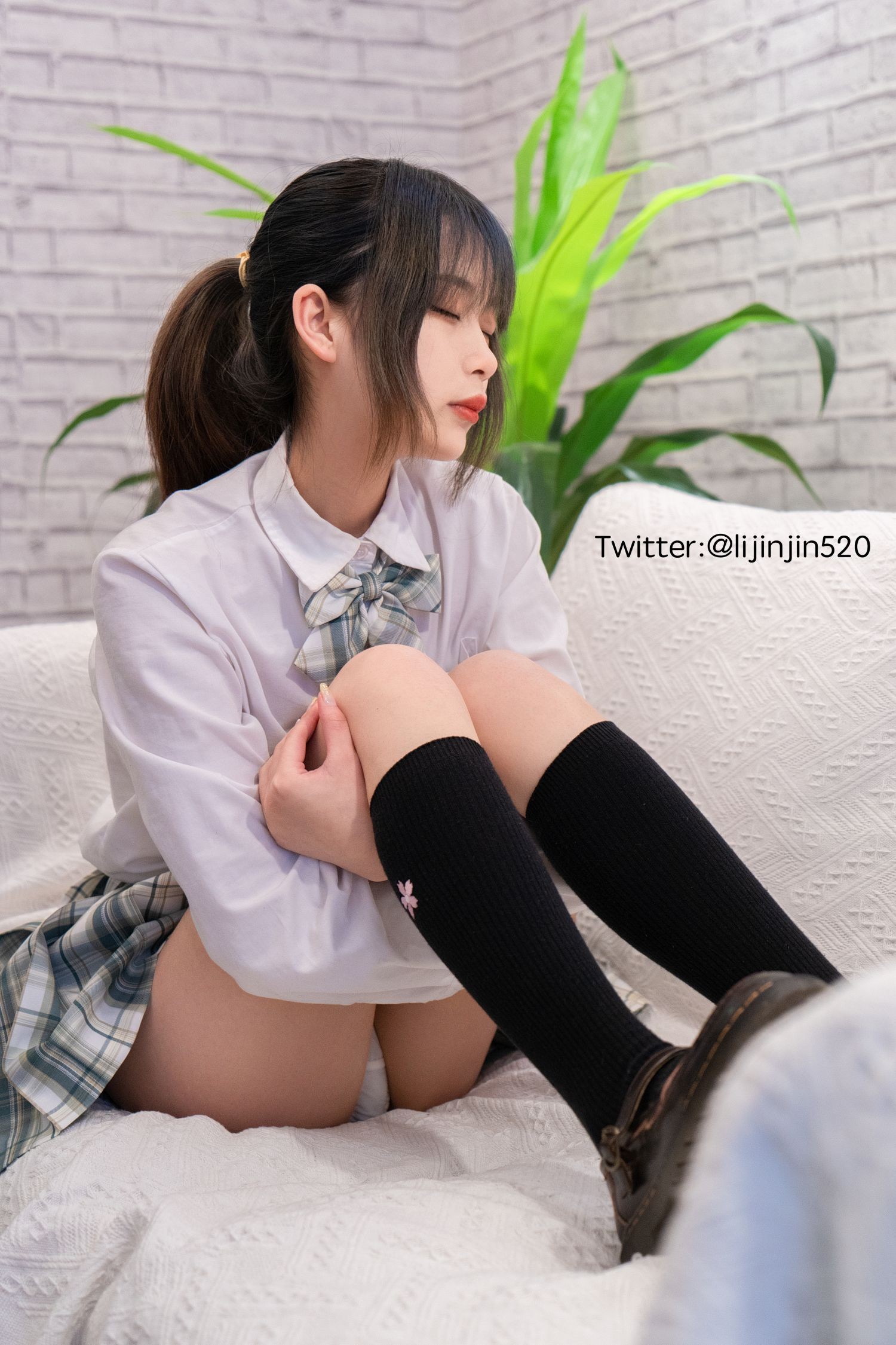 美女动漫博主梨瑾瑾性感Cosplay写真室内JK (3)