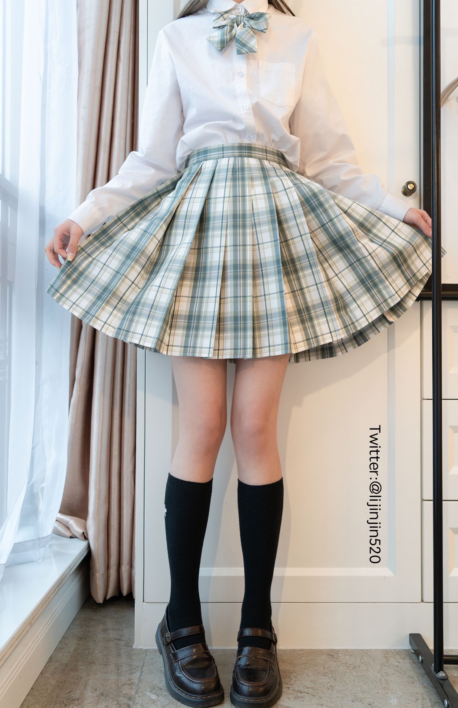 美女动漫博主梨瑾瑾性感Cosplay写真室内JK (11)