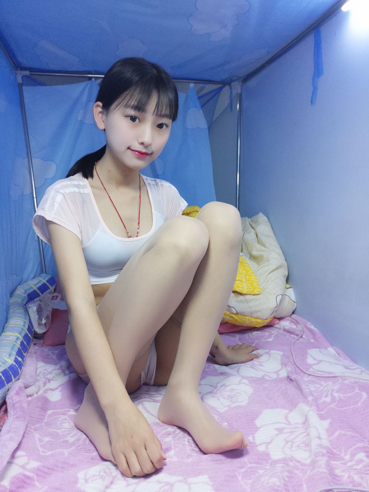 美女网红蓓蓓性感自拍私摄写真图片黑白薄丝袜 (23)