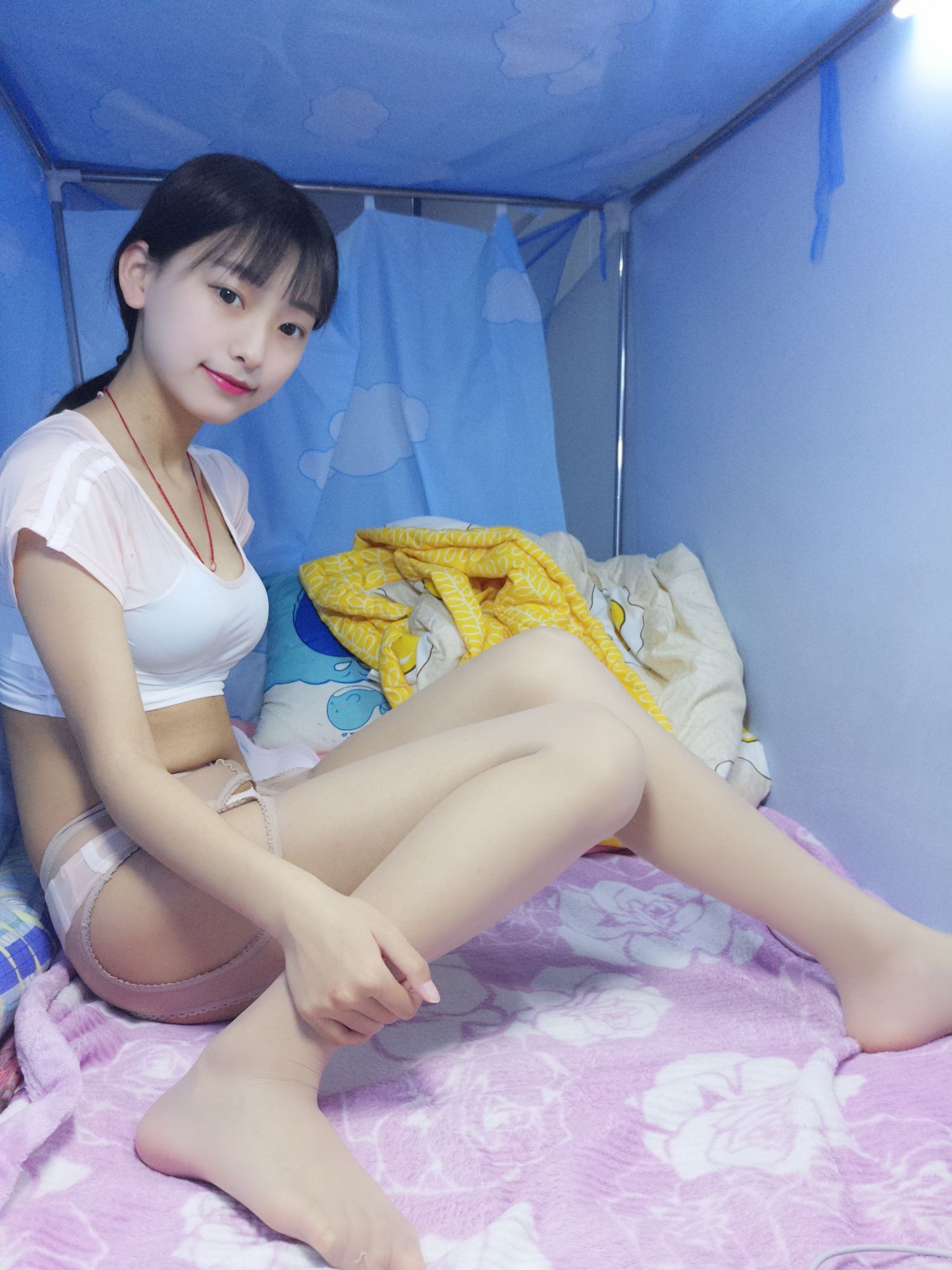 美女网红蓓蓓性感自拍私摄写真图片黑白薄丝袜 (17)