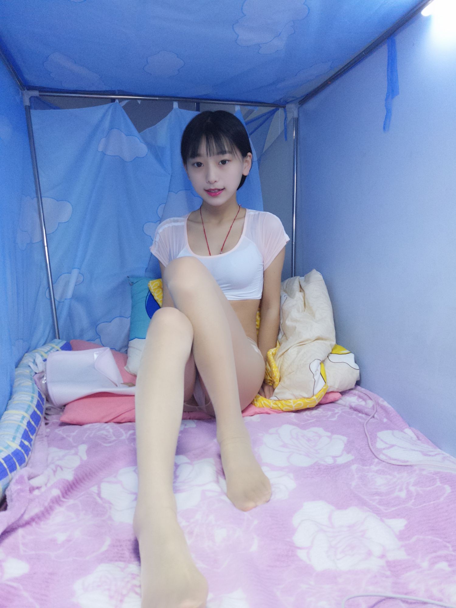 美女网红蓓蓓性感自拍私摄写真图片黑白薄丝袜 (27)