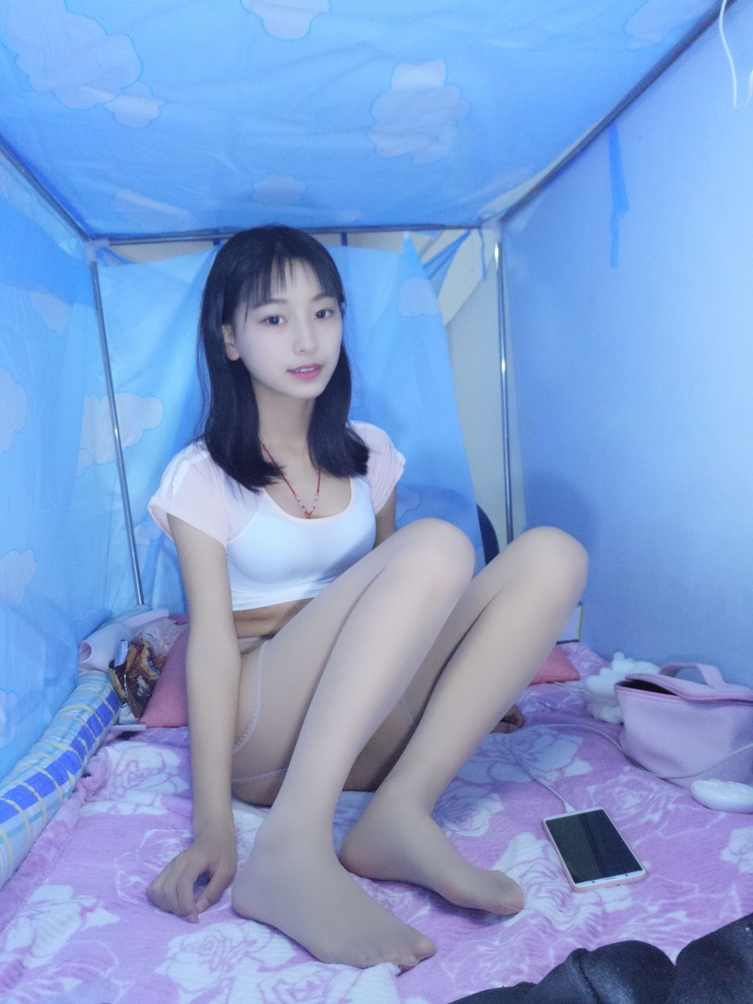 美女网红蓓蓓性感自拍私摄写真图片黑白薄丝袜 (106)